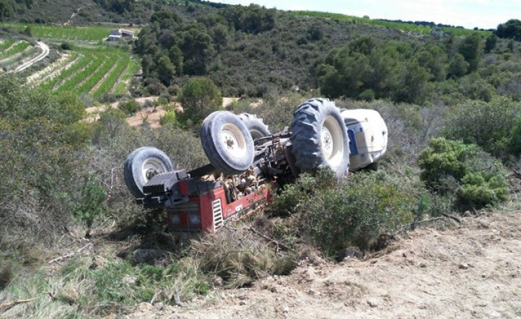 ​Muere una niña en Mondoñedo al volcar el tractor que conducía un familiar