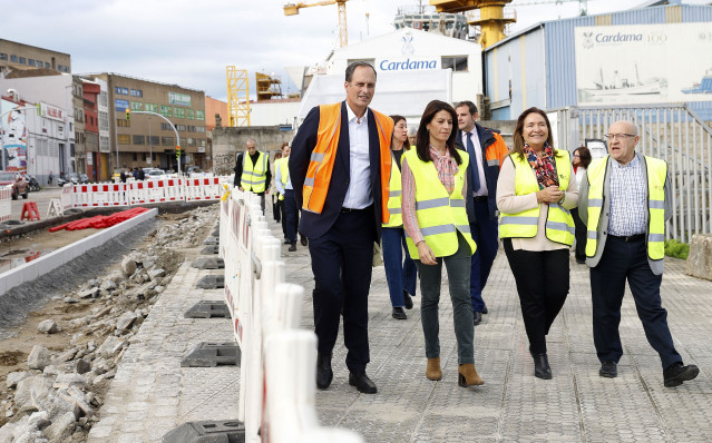 Visita de la conselleira de Vivenda e Planificación de Infraestruturas, María Martínez Allegue, con el presidente del Puerto de Vigo, Carlos Botana, y la delegada territorial, Ana Ortiz, a las obras de humanización del frente portuario vigués.
