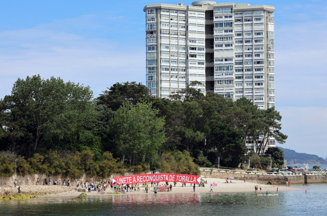 Archivo - Decenas de personas exigen la 