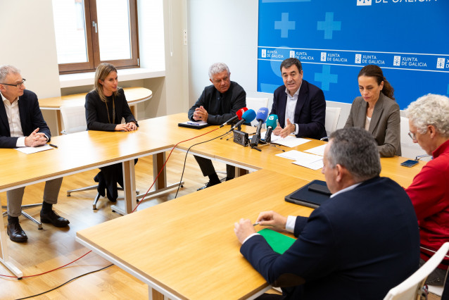 El conselleiro de Educación, Ciencia, Universidades e FP, Román Rodríguez, se reúne con la Comisión Interuniversitaria Universitaria de Galicia (CiUG).
