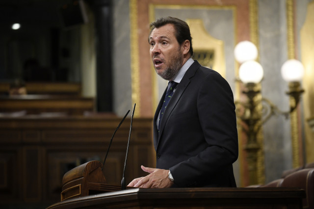 El ministro de Transporte y Movilidad Sostenible, Óscar Puente, interviene durante una sesión plenaria, en el Congreso de los Diputados, a 16 de octubre de 2024, en Madrid (España). El PP y Vox preguntan sobre el 'caso Koldo' y otras causas de corrupción