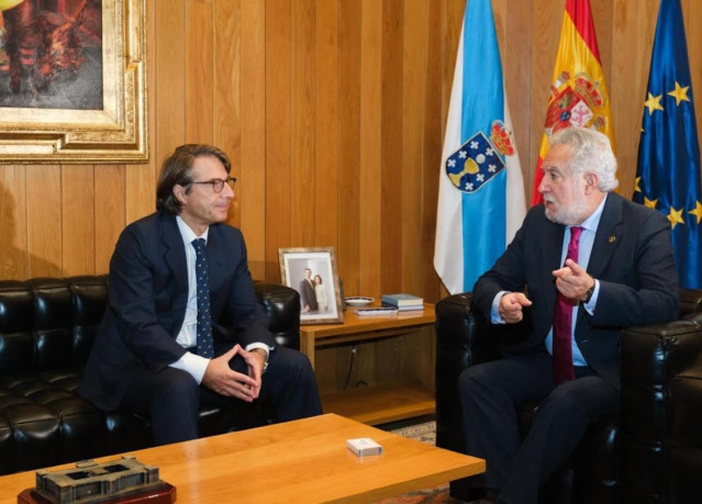 El conselleiro de Facenda, junto al presidente del Parlamento