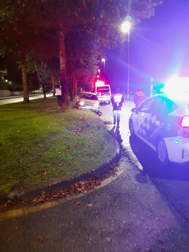 Vehículo accidentado en la Ronda de Fingoi, en Lugo, en la madrugada del 19 de octubre de 2024. La conductora dio negativo en la prueba de alcoholemia y no sufrió lesiones.