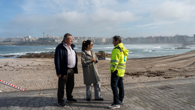 La concejala de Medio Ambiente de A Coruña, Yoya Neira, ha visitado este lunes la playa de Riazor, donde ya se está construyendo la duna de arena que protegerá el Paseo Marítimo.