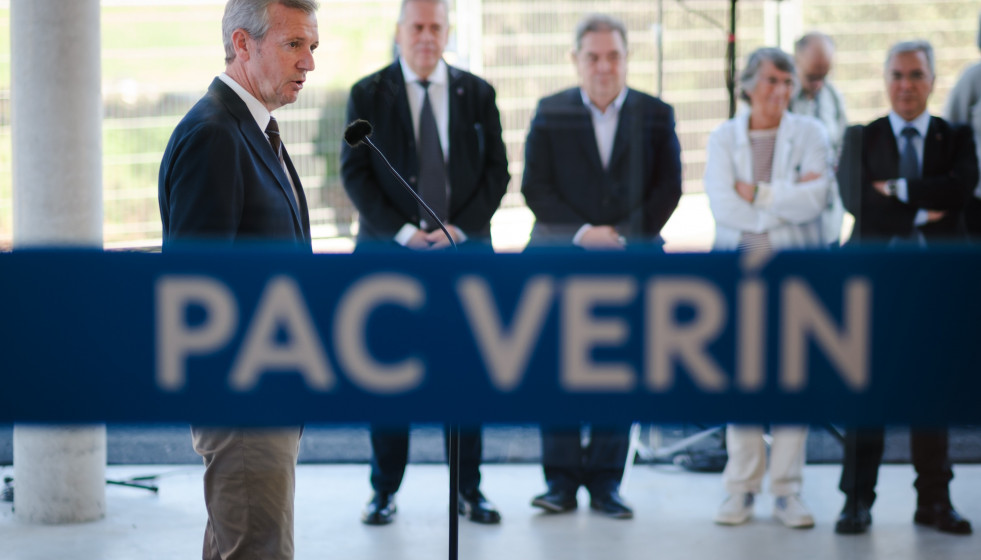 El presidente de la Xunta, Alfonso Rueda, visita un nuevo edificio de las urgencias del Hospital de Verín