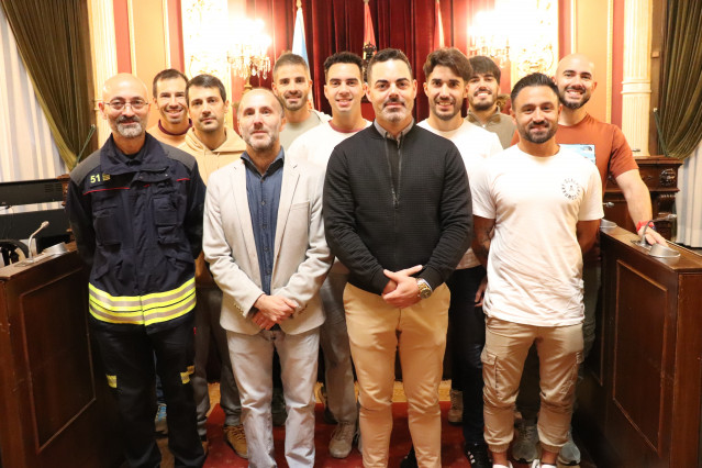 El alcalde de Ourense, Gonzalo Pérez Jácome, y el concejal de Seguridad Ciudadana, Antonio Fernández, con los 10 conductores bomberos recién incorporados como interinos.
