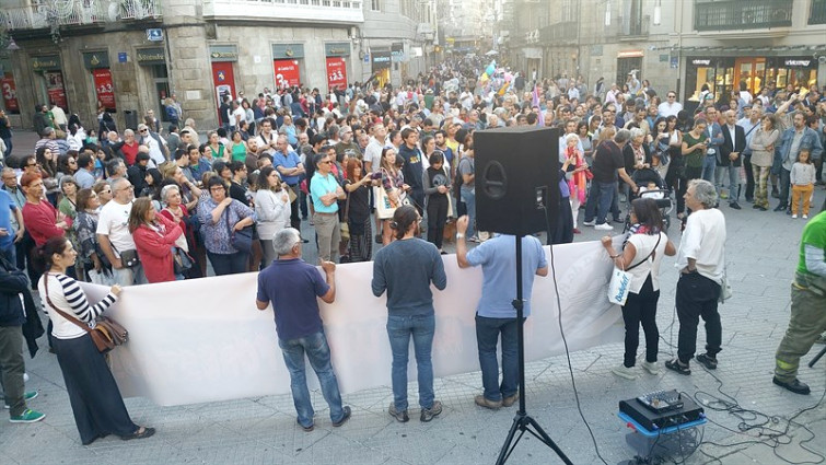 Centos de persoas protestan por uns montes convertidos nunha 