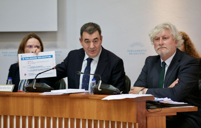El conselleiro de Educación, Ciencia, Universidades e FP, Román Rodríguez, comparece en la Comisión 3ª del Parlamento de Galicia.