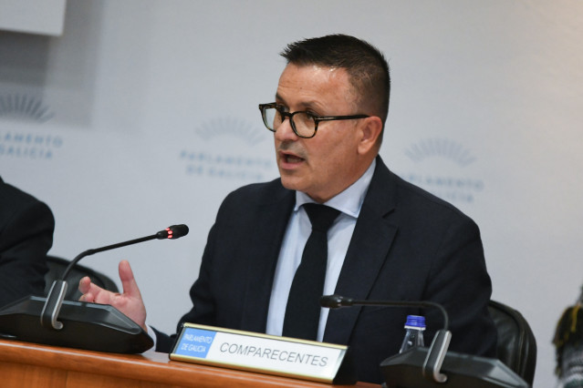 El conselleiro de Emprego, Comercio e Emigración, José González, comparece ante la Comisión de Economía, Facenda e Orzamentos del Parlamento de Galicia para desgranar el presupuesto de su departamento para 2025.