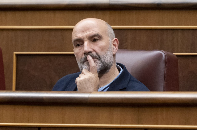 El diputado del BNG Néstor Rego durante una sesión plenaria, en el Congreso de los Diputados, a 22 de octubre de 2024, en Madrid.
