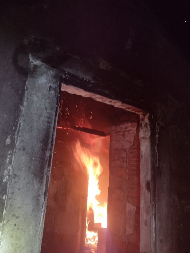 Incendio en una casa deshabitada de Boiro (A Coruña), el 3 de noviembre de 2024.