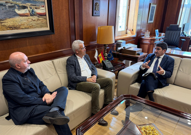 El delegado del Gobierno en Galicia, Pedro Blanco, se reúne con representantes de Irmandade Xurídica