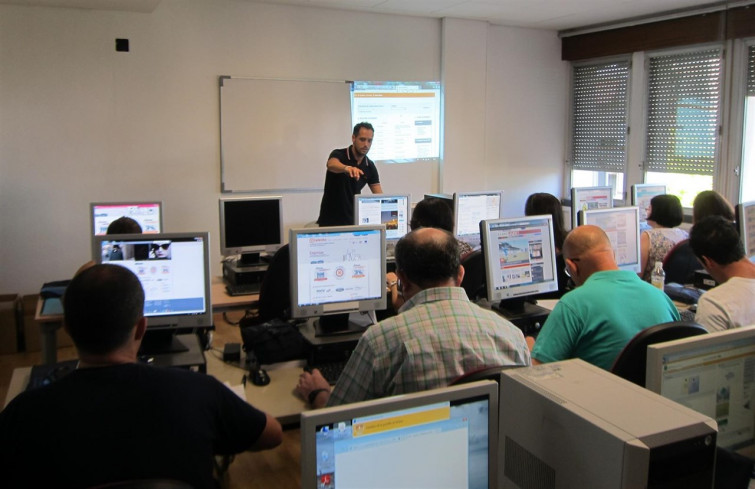 Formación en novas tecnoloxías para persoas con discapacidade da man da Fundación ONCE