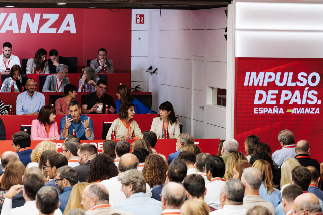 Archivo - (I-D) La presidenta del PSOE, Cristina Narbona, el presidente del Gobierno y Secretario General del PSOE, Pedro Sánchez; la vicesecretaria general del PSOE, vicepresidenta primera del Gobierno y ministra de Hacienda, María Jesús Montero, y la mi