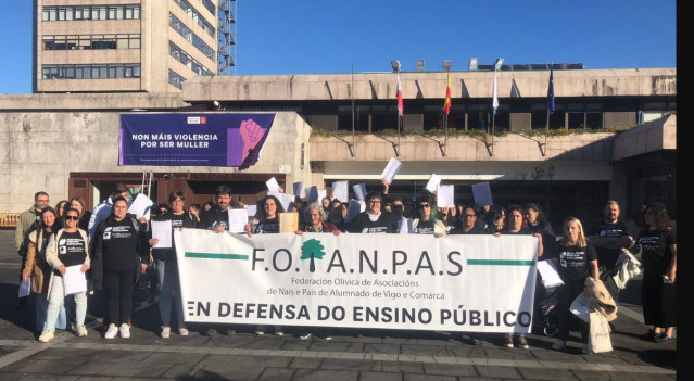 Representantes de la Federación Olívica de Anpas, FOANPAS, entregan firmas en el Ayuntamiento de Vigo para reclamar que se agilice la tramitación de las becas municipales de comedor.