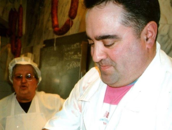 Antonio Costa con su madre en una foto del Facebook de la carnicería