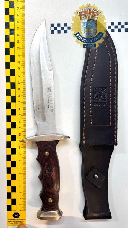 Cuchillo de 17,5 centímetros de hoja intervenido a un joven por la Policía Local en un bar de Lugo.