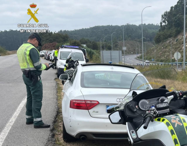 Interceptado en Sanxenxo un conductor que circulaba a 182 km/h en un tramo limitado a 90 km/h.