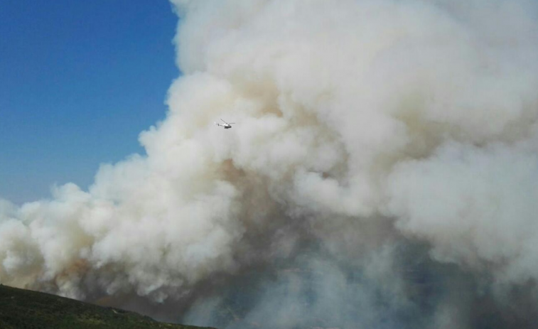 Un incendio forestal en Nogueira de Ramuín afecta á Ribeira Sacra