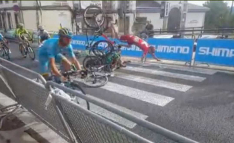 Kruijswijk se estrella contra un bolardo no señalizado en Lugo y abandona la Vuelta