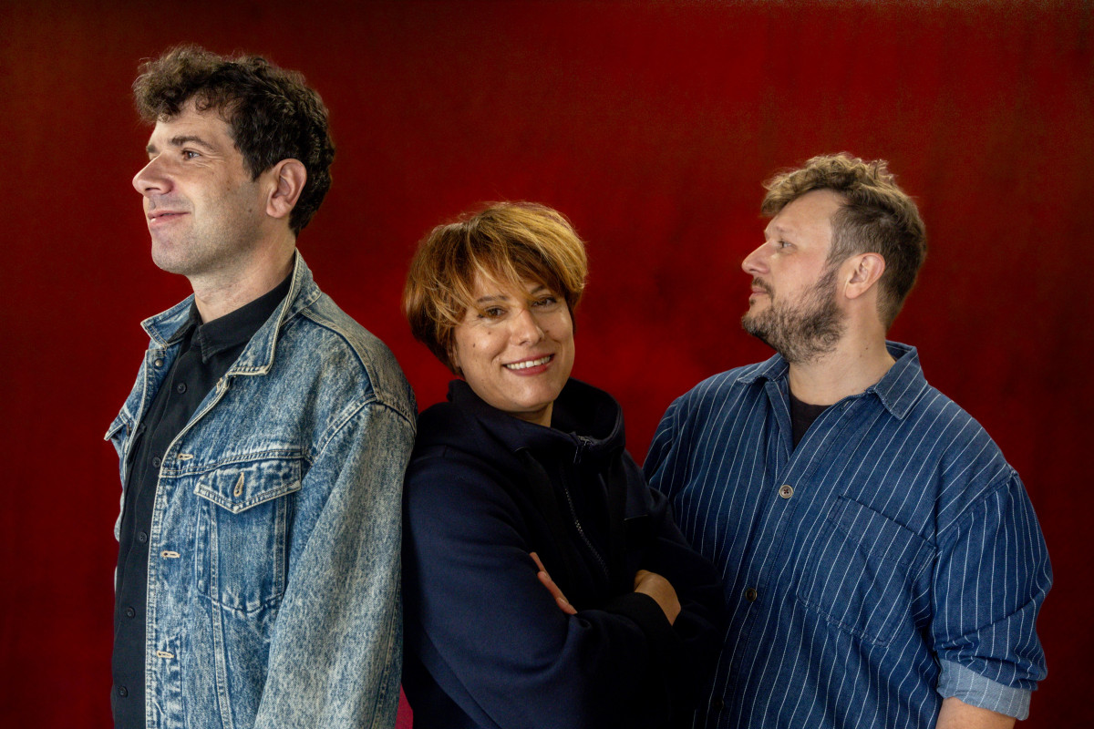 La banda Triángulo de Amor Bizarro posa para Europa Press, a 15 de noviembre de 2024, en Madrid (España). La banda gallega toma su nombre de la canción «Bizarre Love Triangle» del grupo británic