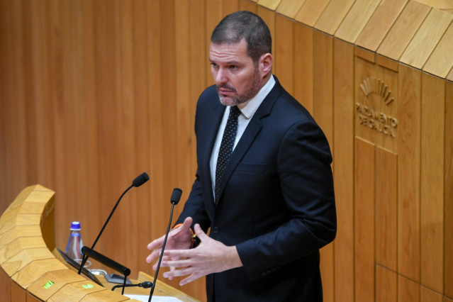 El conselleiro de Cultura, Lingua e Xuventude, José López Campos, en el Parlamento de Galicia