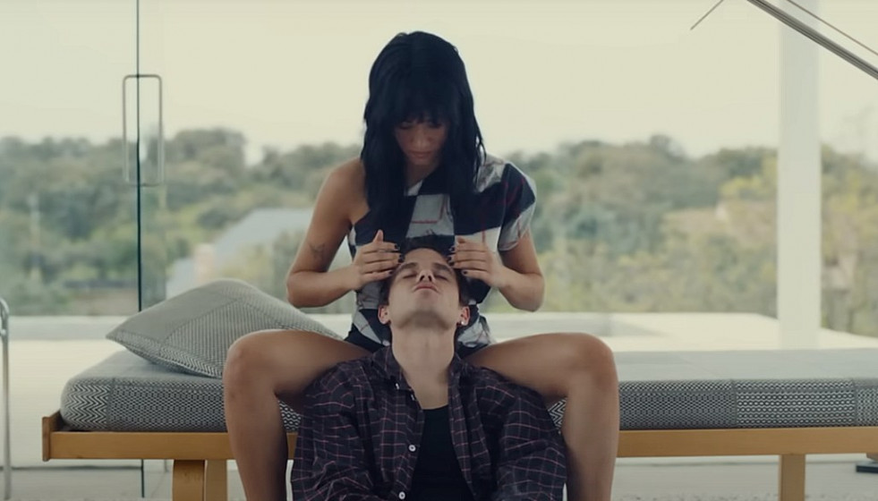 Sen Senra y Aitana en el video de Hermosa Casualidad