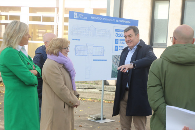 El conselleiro de Educación, Ciencia, Universidades e Formación Profesional, Román Rodríguez, en el Instituto IES Pontepedriña