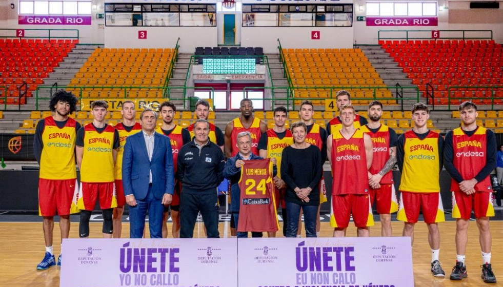 El presidente de la Diputación de Oursense, Luis Menor, durante su visita a la selección española masculina de baloncesto