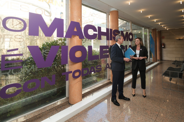 El presidente de la Xunta, Alfonso Rueda, y la conselleira de Política Social e Igualdade, Fabiola García, frente a un mural por el 25N en las dependencias de la Xunta en San Caetano.