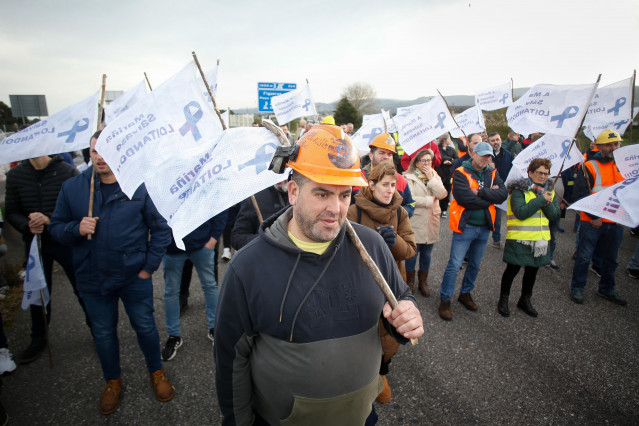 Varias personas durante una protesta de trabajadores de Alcoa, a 23 de noviembre de 2024, en Ribadeo, Lugo, Galicia (España). Una protesta de cientos de trabajadores de Alcoa San Cibrao ha cortado durante unos minutos la autovía A-8 a la altura de Ribadeo