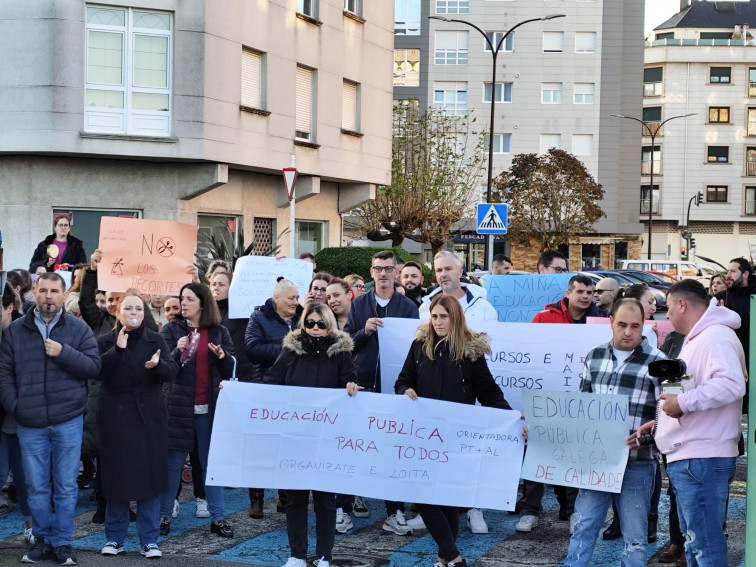 Madres y padres de Carballo protestan por la falta de profesores en el CEIP Bergantiños