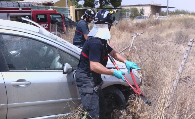 ​Rescatan a dos personas que empotraron su coche contra una casa en Ortigueira
