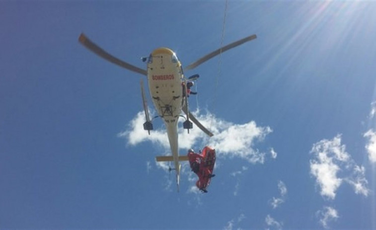 ​Buscan por terra, mar e aire a un percebeiro desaparecido na Guarda