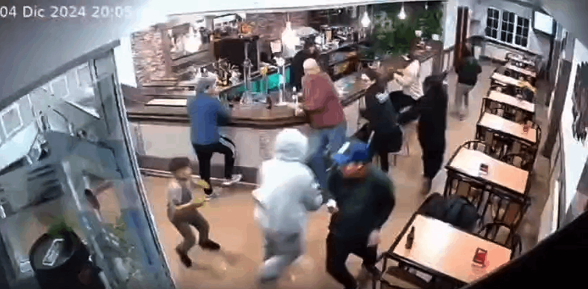 Frame del vídeo del asesinato de una persona en el bar Castro de Carballo captado por la cámara de seguridad