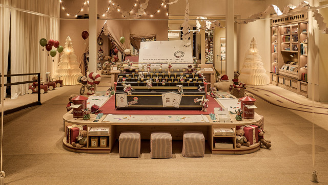 Máquina de escribir que sirve de mesa para que los niños y niñas puedan redactar sus cartas a Papá Noel y los Reyes Magos en la 'pop up' de Navidad de Zara Home en la calle Compostela en A Coruña