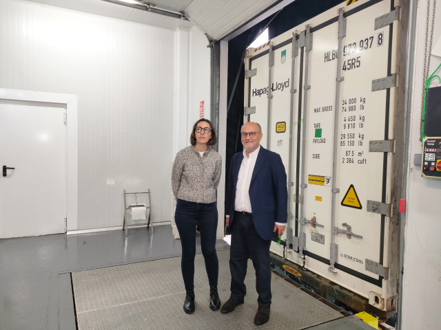 La secretaria general de Recursos Agrarios y Seguridad Alimentaria, Ana Rodríguez, y el subdelegado del Gobierno en Pontevedra, Abel Losada, visitan el Puesto de Control Fronterizo del Puerto de Vigo, el 5 de diciembre de 2024.