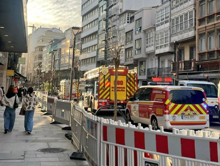Obrero cae cuatro pisos por el hueco del ascensor en un accidente laboral en A Coruña