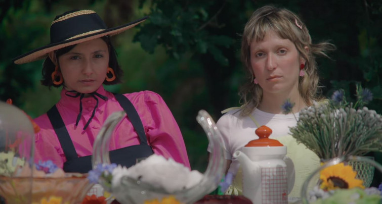 Abril renueva la tradición musical gallega con una oda a la amistad en Arredor da Mesa