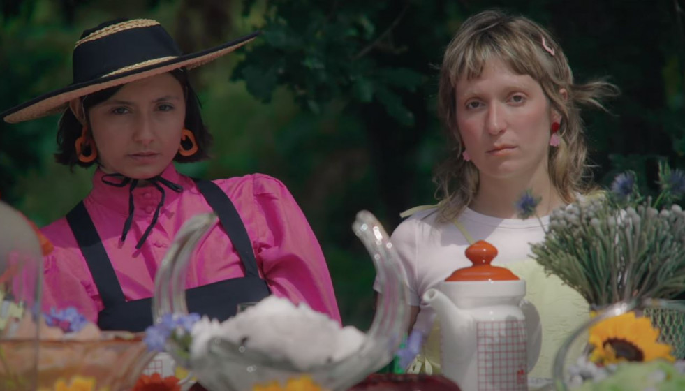 Abril en un frame del video de Arredor da Mesa