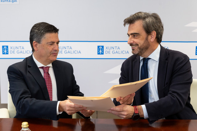 El conselleiro de Presidencia, Xustiza e Deportes, Diego Calvo, con el presidente del Consello da Avogacía Galega, Francisco Rabuñal.