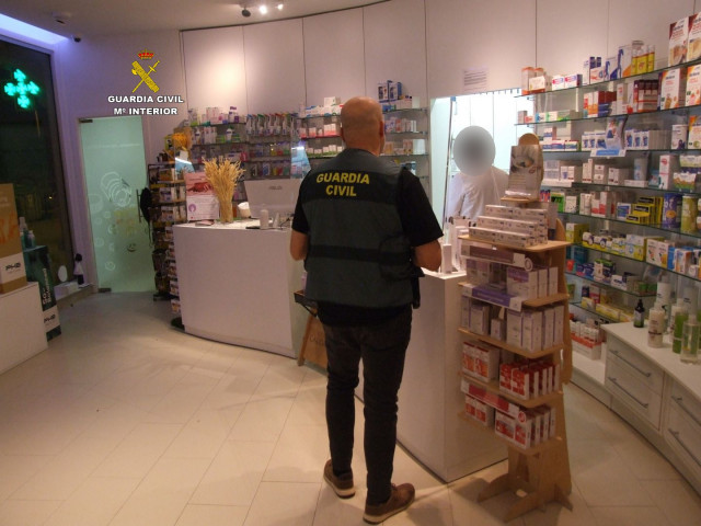 Archivo - Imagen de una de las farmacias asaltadas.