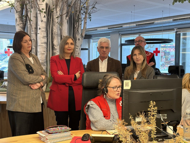 La concejal de Bienestar Social, Participación e Igualdad de A Coruña, Nereida Canosa, visita el servicio de teleasistencia municipal en dependencias de Cruz Roja