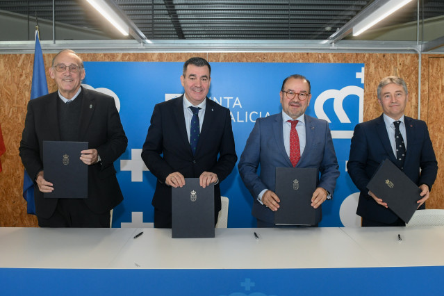 El conselleiro de Educación, Ciencia, Universidades e FP, Román Rodríguez, y los rectores de las tres universiades públicas gallegas.