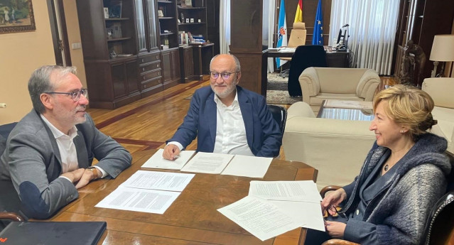 El subdelegado del Gobierno en Pontevedra, Abel Losada, con el director provincial de la Tesorería General de la Seguridad Social, Juan Herrera.