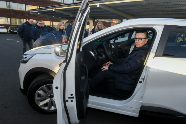 La Xunta entrega 11 nuevos coches híbridos al Instituto de Seguridad y Salud Laboral de Galicia