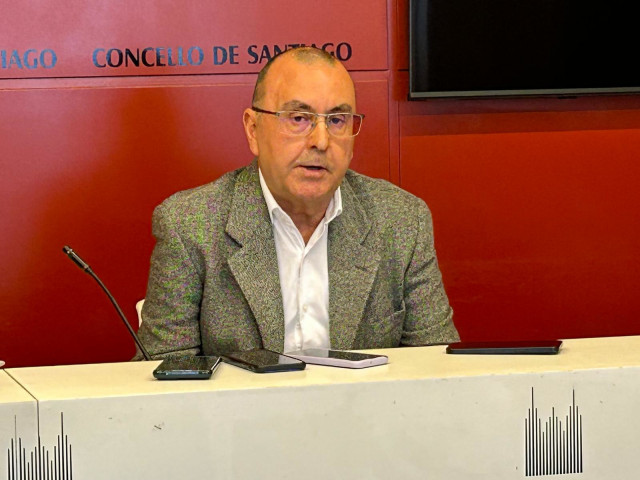 Archivo - El concejal de Economía, Facenda e Contratación del Ayuntamiento de Santiago, Manuel César Vila, en rueda de prensa.