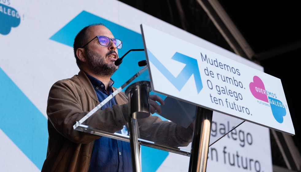 El presidente de la Mesa pola Normalización Lingüística, Marcos Maceira, interviene durante una concentración por la situación de la lengua gallega, en la Praza de Quintana, a 17 de noviembre de 