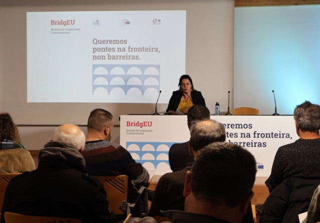La eurodiputada del BNG Ana Miranda ofrece una conferencia sobre políticas europeas en Tui (Pontevedra).