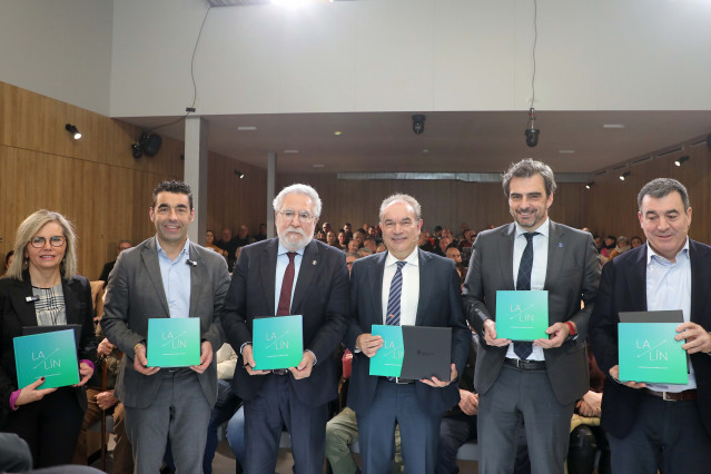 El alcalde de Lalín (Pontevedra), José Crespo, presenta el libro 'O municipalismo no cambio de milenio, Lalín 1990-2024' en el que recoge su experiencia con el bastón de mando en el municipio pontevedrés.